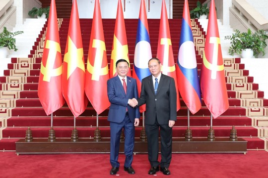 Thường trực Ban Bí thư Trần Cẩm Tú hội đàm với Thường trực Ban Bí thư Vilay Lakhamphong 