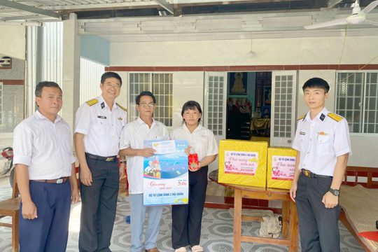 Vùng 2 Hải quân tiếp sức con ngư dân vượt khó dịp Tết Bính Ngọ