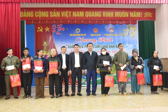Lộc Hà: Tặng quà Tết cho các gia đình khó khăn 