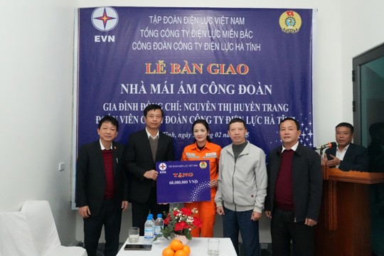 Công đoàn EVNNPC gắn biển “Mái ấm công đoàn” cho đoàn viên CTĐL Hà Tĩnh 