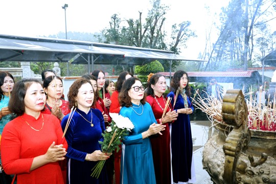 Hành trình về nguồn đầy ý nghĩa của Chi hội Phụ nữ TDP 13 tại Ngã ba Đồng Lộc