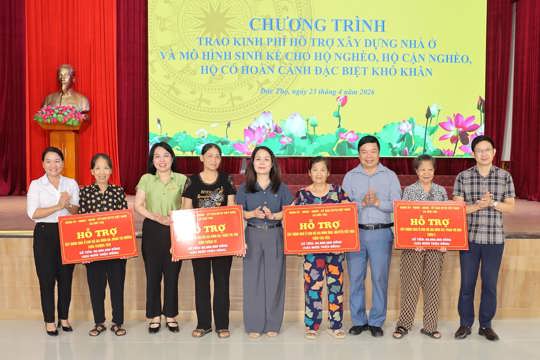 Đức Thọ: Trao nhà tình nghĩa và mô hình sinh kế cho hộ nghèo