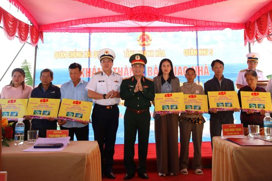Hải quân Việt Nam trao “mái ấm Quang Trung” giúp người dân vùng lũ sớm ổn định cuộc sống