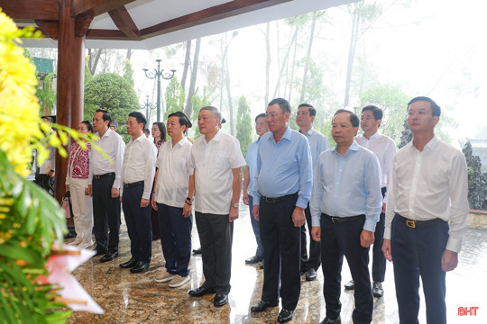 Nguyên lãnh đạo Đảng, Nhà nước dâng hương tưởng niệm tại Ngã ba Đồng Lộc 