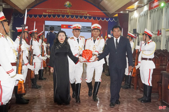 Lễ tiễn đưa hài cốt liệt sỹ quân tình nguyện Việt Nam hy sinh tại Lào về nước