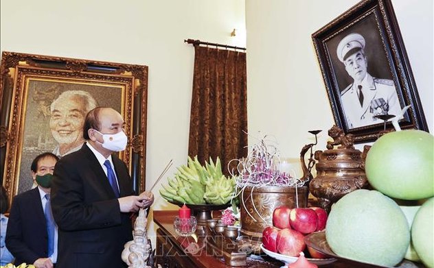 Chủ tịch nước Nguyễn Xuân Phúc dâng hương tưởng nhớ Đại tướng Võ Nguyên Giáp 