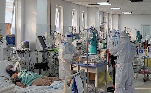 Thủ tướng yêu cầu quản lý chặt chẽ nhóm nguy cơ cao, tăng cường điều trị, giảm ca chuyển nặng, tử vong do COVID-19