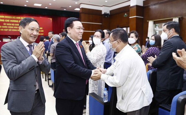 Chủ tịch Quốc hội gặp mặt kiều bào, cộng đồng doanh nghiệp Việt Nam tại Lào