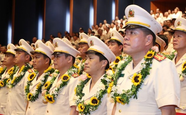 Lực lượng Cảnh sát nhân dân kỷ niệm 60 năm Ngày Truyền thống và đón nhận phần thưởng cao quý