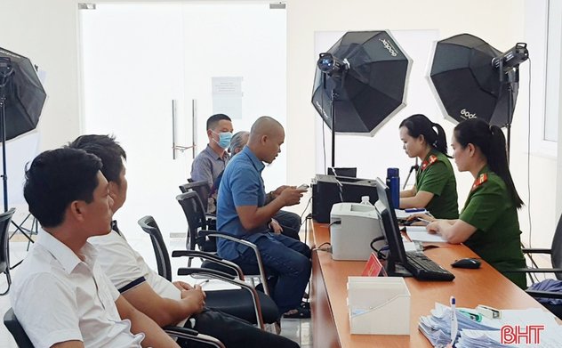 Quyết liệt triển khai cấp tài khoản định danh điện tử phục vụ chuyển đổi số