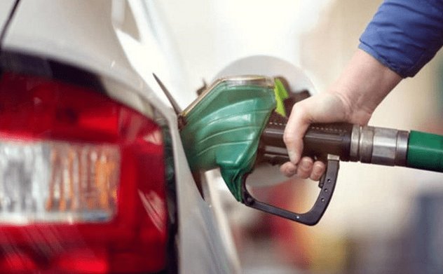 Giá xăng tiếp tục giảm: RON 95-lll được điều chỉnh giảm về 25.600 đồng/lít, E5 RON 92-ll về mức 24.620 đồng/lít từ 15h hôm nay.