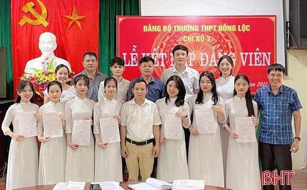27 học sinh ưu tú của Can Lộc vinh dự đứng vào hàng ngũ của Đảng