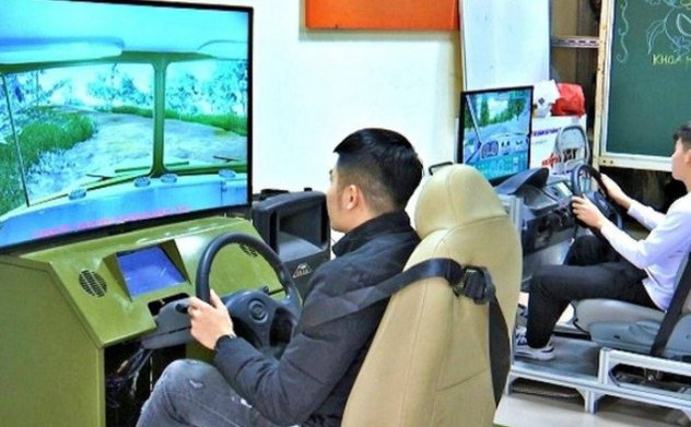 Người học lái xe ô tô phải leo núi, đi vào đường cao tốc trên cabin ảo