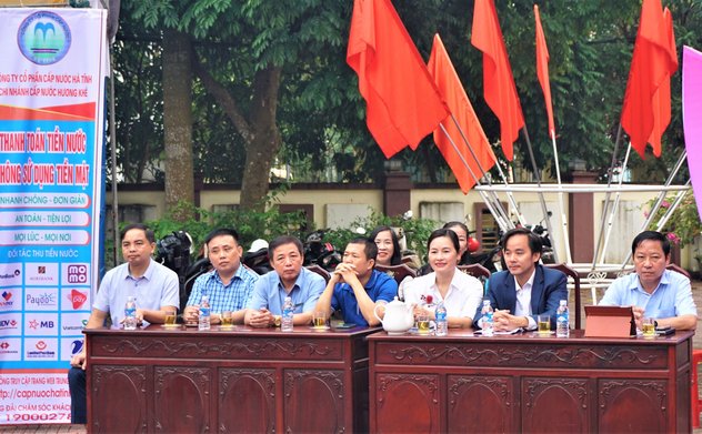 Người dân thị trấn Hương Khê sôi nổi tham gia ngày hội chuyển đổi số