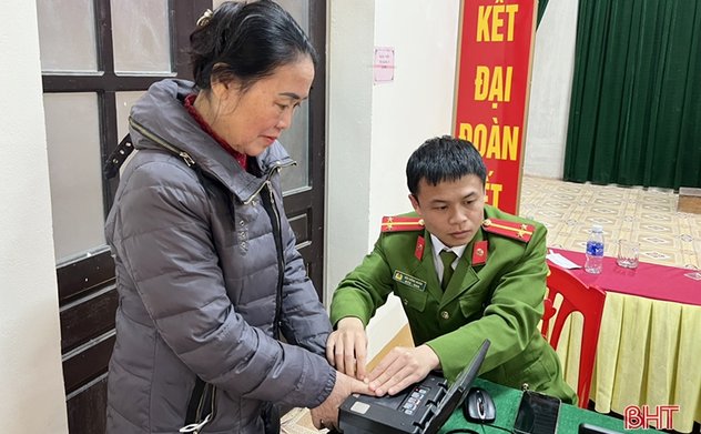 Hà Tĩnh: Cán bộ công an xuống tận tổ dân phố cấp tài khoản định danh điện tử cho công dân 