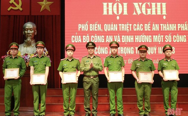 Bộ trưởng Bộ Công an khen thưởng 5 đơn vị công an xã ở Hà Tĩnh về cấp CCCD 