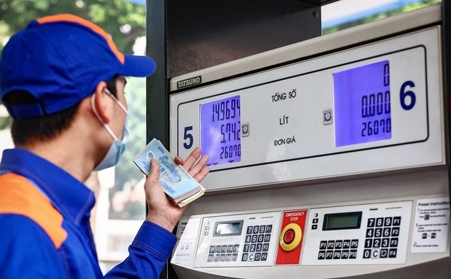 Từ 15 giờ chiều nay, giá xăng tăng, giá dầu giảm