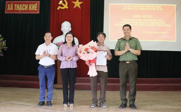 Công dân đầu tiên trên địa bàn Hà Tĩnh được cấp Giấy khai sinh, Thẻ bảo hiểm Y tế qua cổng dịch vụ công liên thông