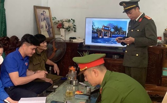 Xã Thạch Kim ra quân trợ giúp người dân kích hoạt tài khoản định danh điện tử