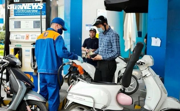 Giá xăng dầu tăng mạnh, xăng RON95 vượt 22.000 đồng/lít