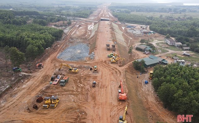 Hối hả trên các công trình trọng điểm ở Hà Tĩnh ngày đầu năm mới