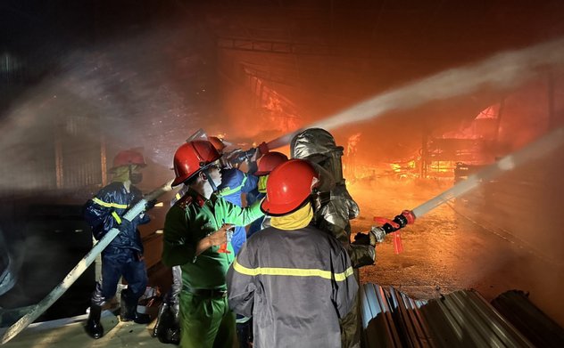 Cháy xưởng gỗ công nghiệp ở huyện Thạch Hà 