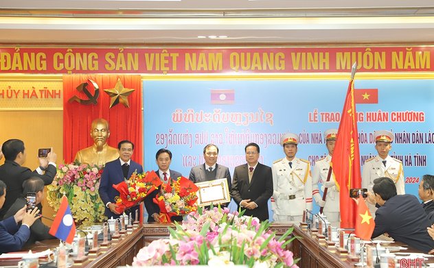 Trao Huân chương Lao động hạng Nhất của Nhà nước Lào cho tỉnh Hà Tĩnh