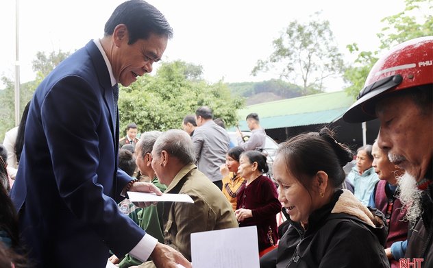 Nhiều phần quà ý nghĩa đến với người nghèo, gia đình chính sách