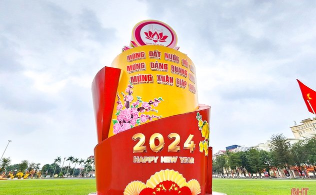 Phố phường Hà Tĩnh rực rỡ cờ hoa mừng 94 năm ngày thành lập Đảng