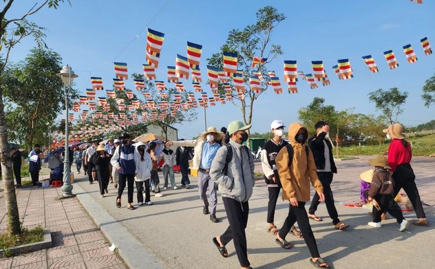 Du xuân đầu năm: Đi để thêm yêu đất nước