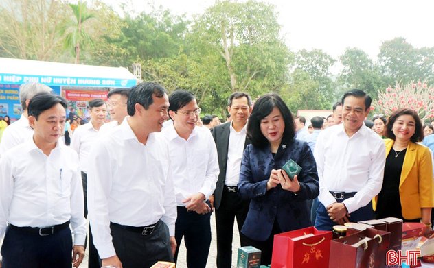 Bộ trưởng Bộ Y tế tham quan gian hàng giới thiệu sản phẩm OCOP Hà Tĩnh