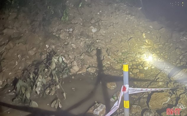 Đường lên Cửa khẩu quốc tế Cầu Treo lại bị tắc do sạt lở đất đá