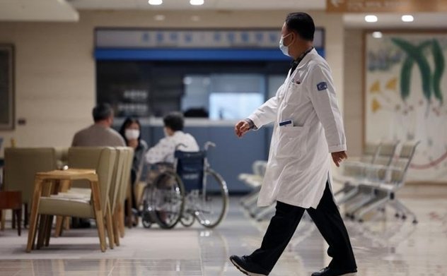 Vì sao các bác sĩ thực tập tại Hàn Quốc đồng loạt bỏ việc?