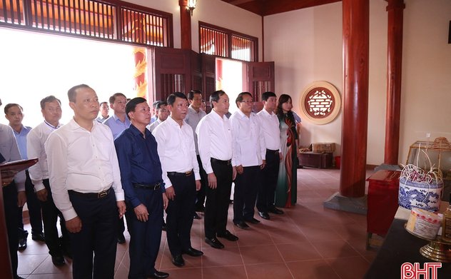 Lãnh đạo Hà Tĩnh dâng hương tưởng niệm các liệt sỹ quân tình nguyện, chuyên gia Việt Nam hy sinh tại Lào 