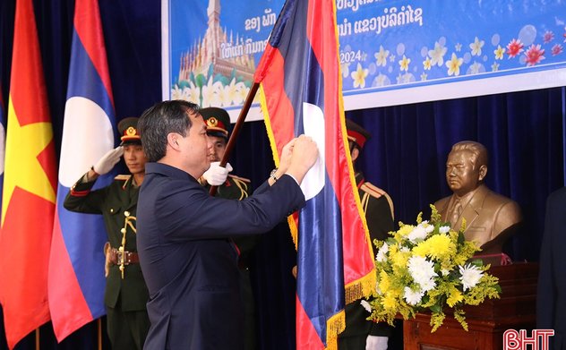 Bí thư Tỉnh ủy Hà Tĩnh trao huân chương cho tập thể, cá nhân lãnh đạo tỉnh Bolikhămxay