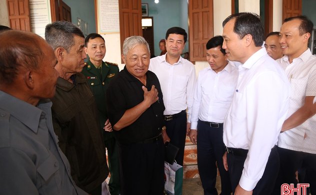 Bí thư Tỉnh ủy Hoàng Trung Dũng thăm Trạm xá Quân dân y kết hợp bản Thoọng Pẹ