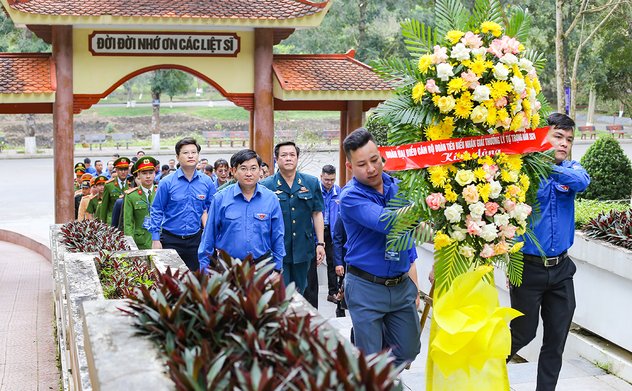 Cán bộ đoàn tiêu biểu toàn quốc dâng hương địa chỉ đỏ ở Hà Tĩnh
