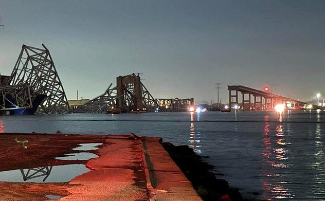 Tàu chở hàng đâm sập cầu ở Mỹ, nhiều người và phương tiện rơi xuống sông 