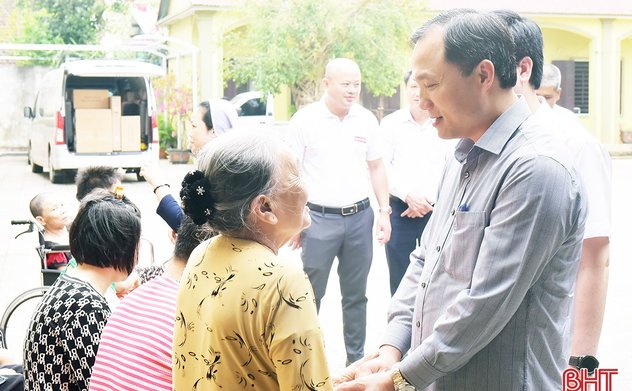 Bí thư Tỉnh ủy thăm, tặng quà cơ sở từ thiện và bệnh nhân nghèo ở Hương Khê 