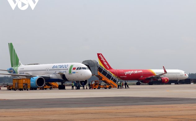 Du lịch nội địa xoay sở giữa "cơn bão" giá vé máy bay 