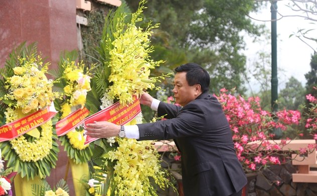 Đồng chí Nguyễn Xuân Thắng và đoàn công tác dâng hương tưởng niệm cố Tổng Bí thư Trần Phú 