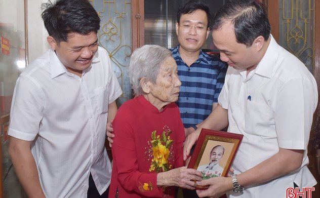 Lãnh đạo Hà Tĩnh thăm hỏi, tặng quà Mẹ Việt Nam Anh hùng