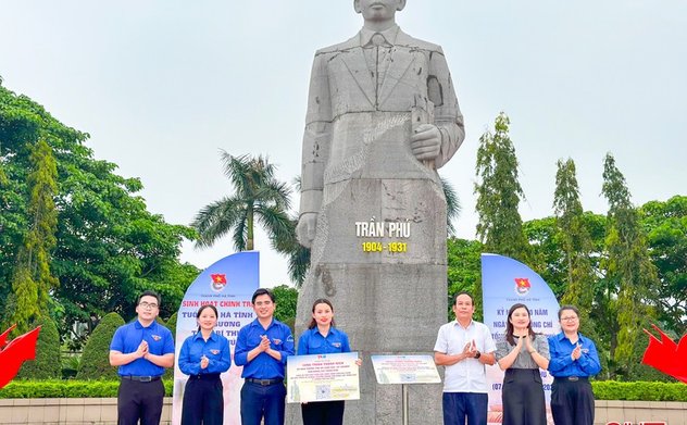 Số hóa thông tin về đồng chí Tổng Bí thư tại Quảng trường Trần Phú ở TP Hà Tĩnh