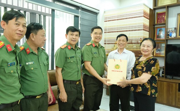 Giám đốc Công an tỉnh thăm, tặng quà thân nhân, gia đình liệt sỹ, chiến sỹ Điện Biên