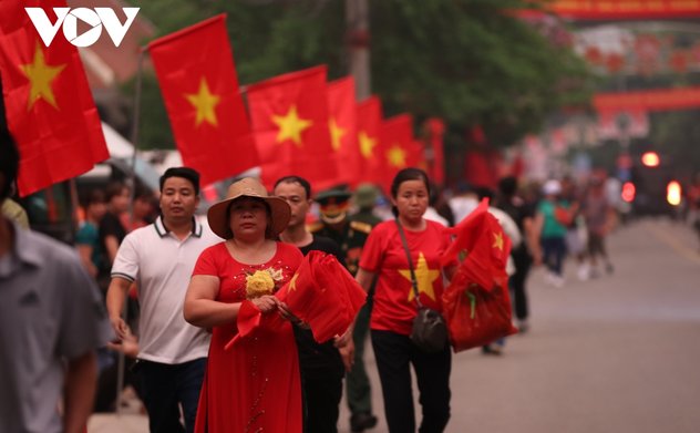 Người dân háo hức chờ xem Lễ diêu binh diễu hành 70 năm Chiến thắng Điện Biên Phủ 