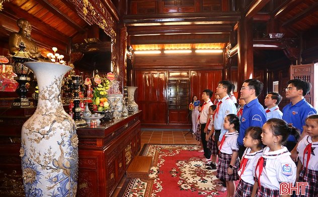 Thiếu nhi Hà Tĩnh dâng hương tưởng niệm và báo công với Bác Hồ
