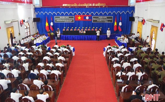 Trang trọng lễ tưởng niệm các liệt sĩ quân tình nguyện Việt Nam hy sinh tại Bolikhămxay