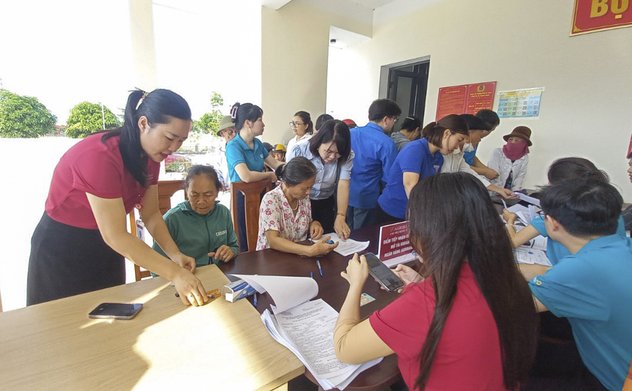 Thành phố Hà Tĩnh ra quân vận động nhận chi trả chế độ không dùng tiền mặt