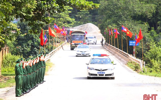 Hàng ngàn người dân Hà Tĩnh xúc động đón các liệt sỹ về đất mẹ 