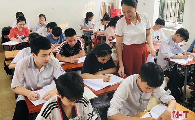 Áp lực "cuộc đua" vào lớp 10 công lập ở Hà Tĩnh 